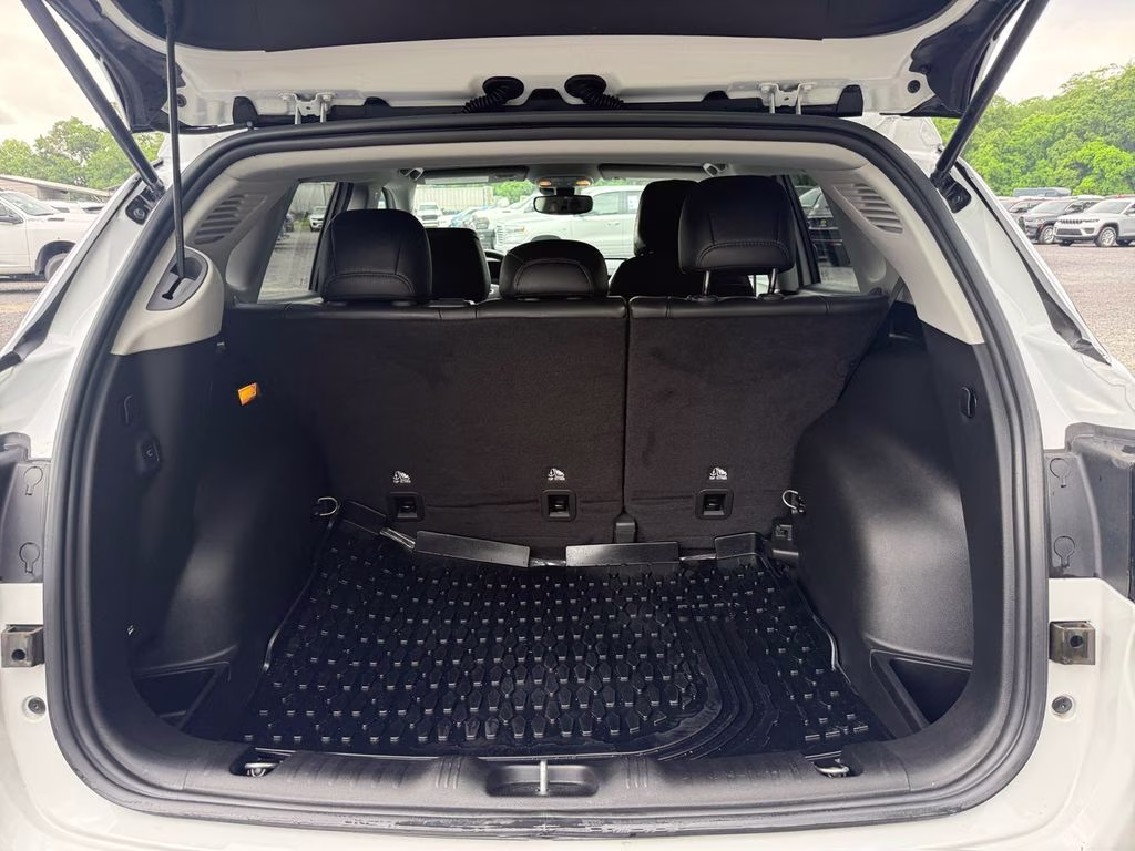 2022 Bright White Clearcoat Jeep Compass Latitude FWD SUV