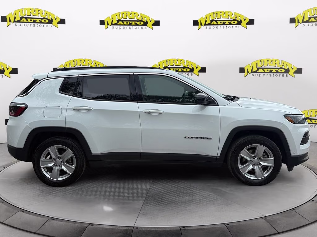 2022 Bright White Clearcoat Jeep Compass Latitude FWD SUV