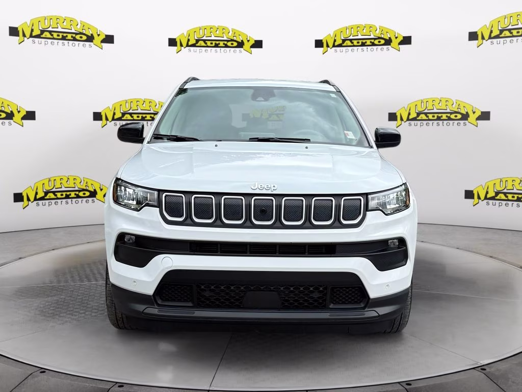 2022 Bright White Clearcoat Jeep Compass Latitude FWD SUV