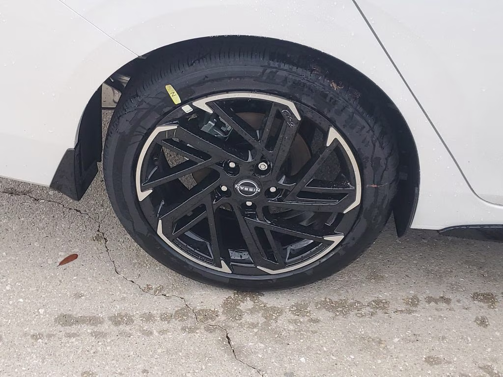 2026 Aspen White/Super Black Nissan Sentra SR FWD Sedan