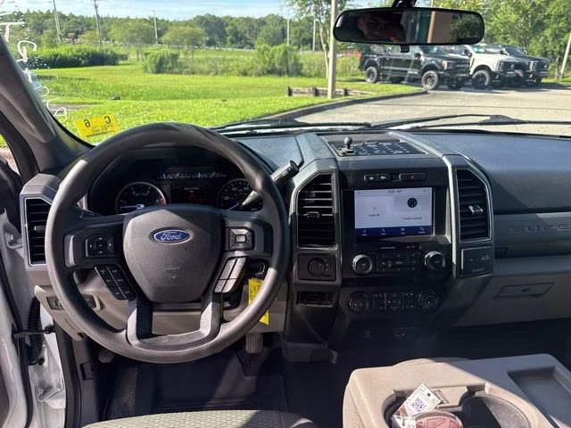 2022 Oxford White Ford Super Duty F-250 SRW XLT Crew Cab Pickup 4X4 Truck
