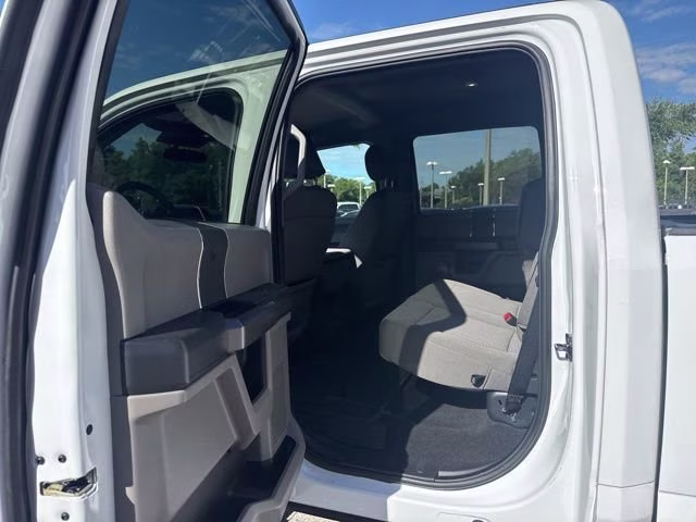 2022 Oxford White Ford Super Duty F-250 SRW XLT Crew Cab Pickup 4X4 Truck