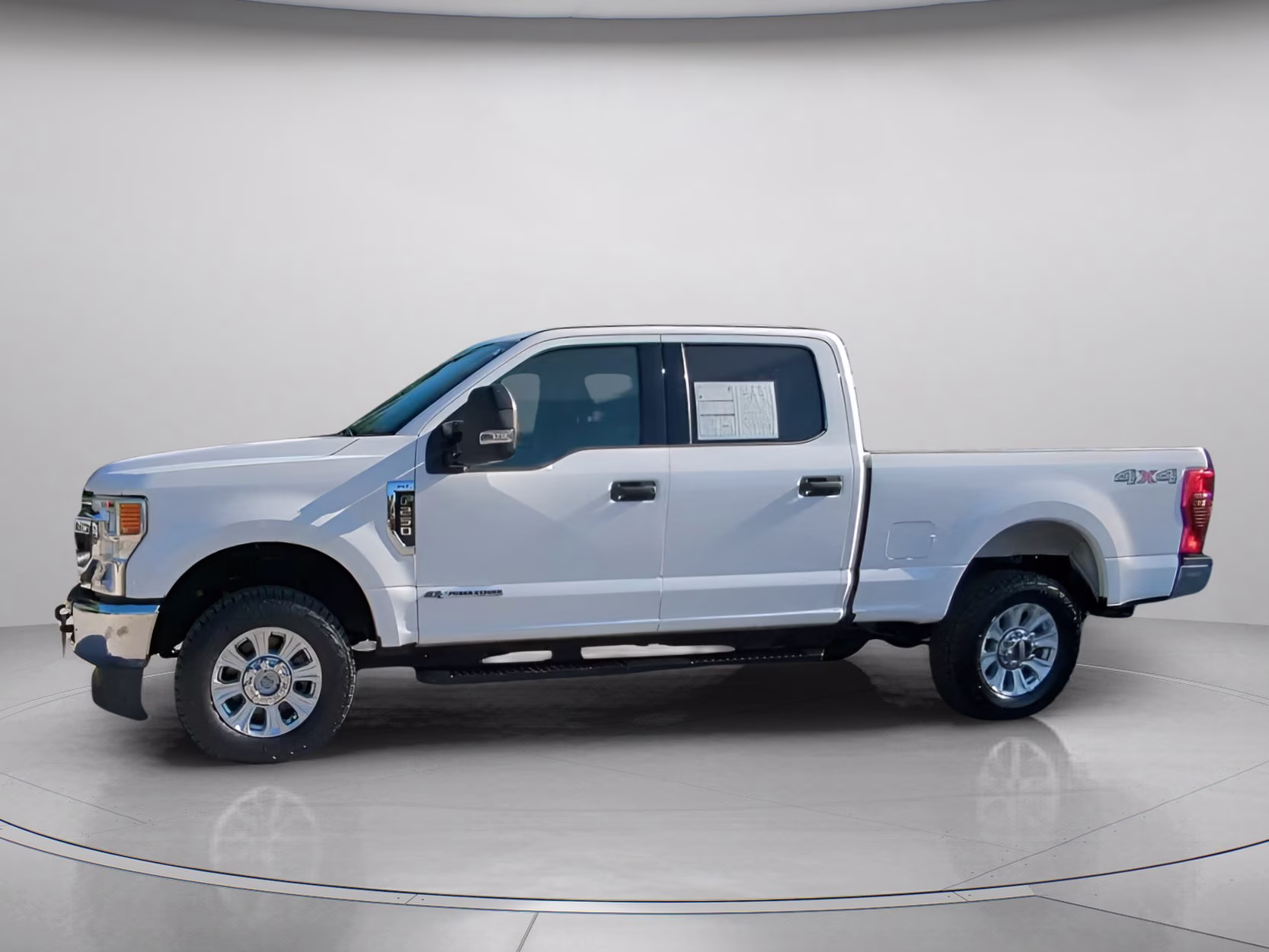 2022 Oxford White Ford Super Duty F-250 SRW XLT Crew Cab Pickup 4X4 Truck