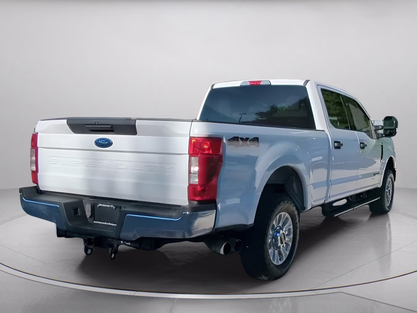2022 Oxford White Ford Super Duty F-250 SRW XLT Crew Cab Pickup 4X4 Truck