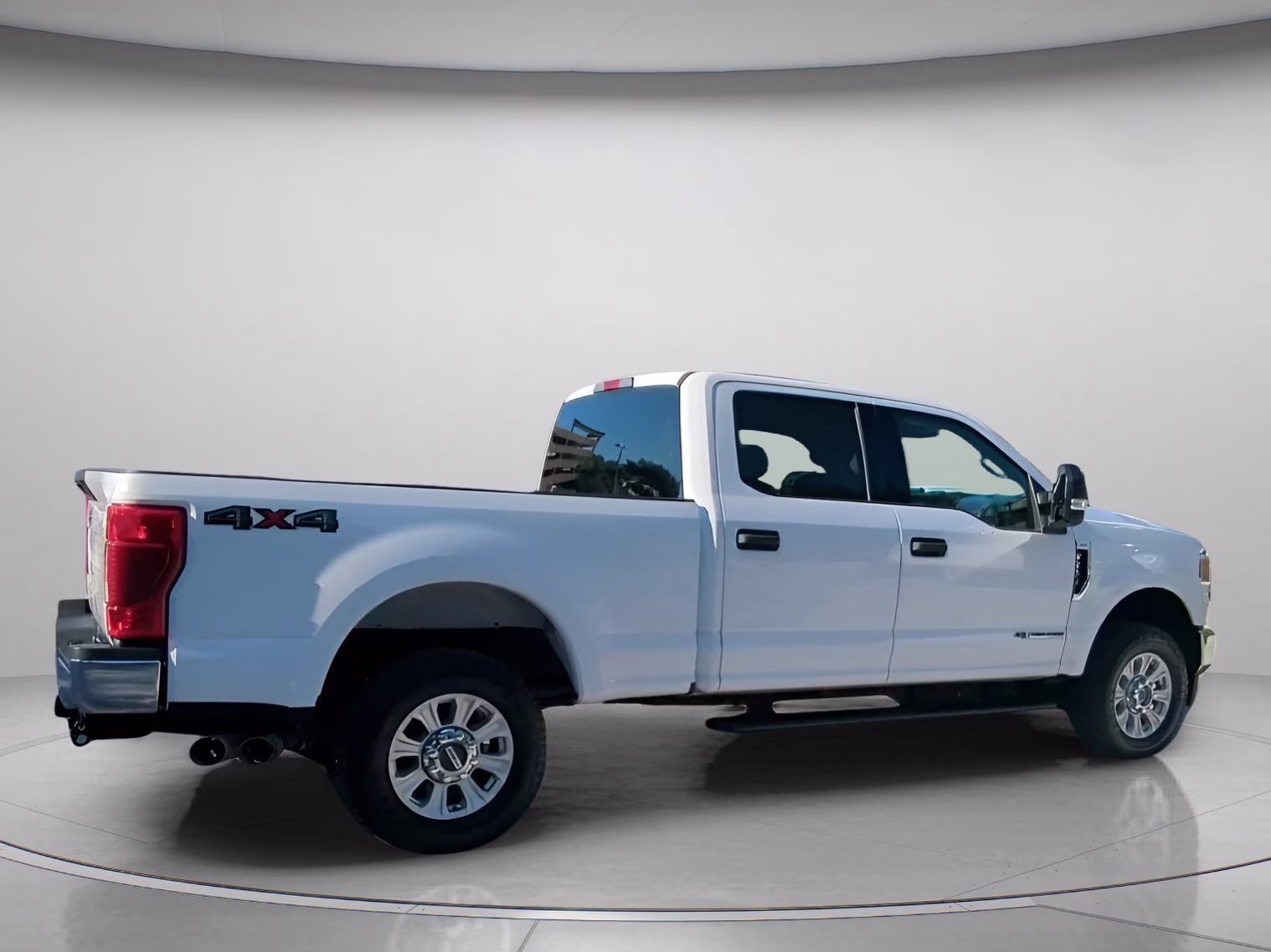 2022 Oxford White Ford Super Duty F-250 SRW XLT Crew Cab Pickup 4X4 Truck
