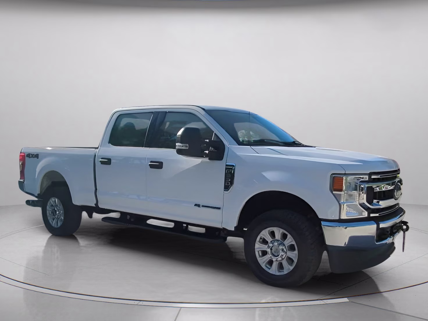 2022 Oxford White Ford Super Duty F-250 SRW XLT Crew Cab Pickup 4X4 Truck