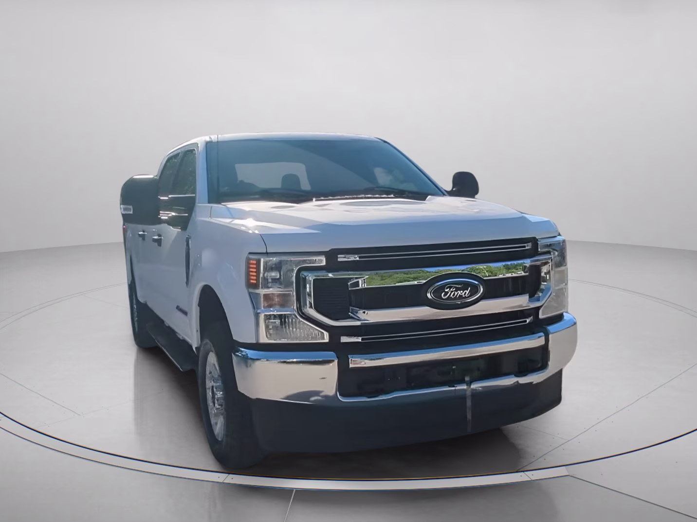 2022 Oxford White Ford Super Duty F-250 SRW XLT Crew Cab Pickup 4X4 Truck