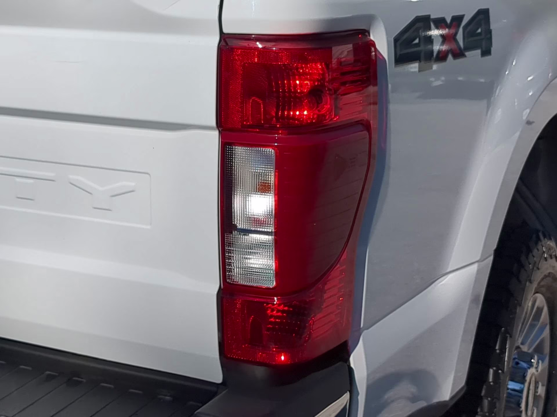 2022 Oxford White Ford Super Duty F-250 SRW XLT Crew Cab Pickup 4X4 Truck