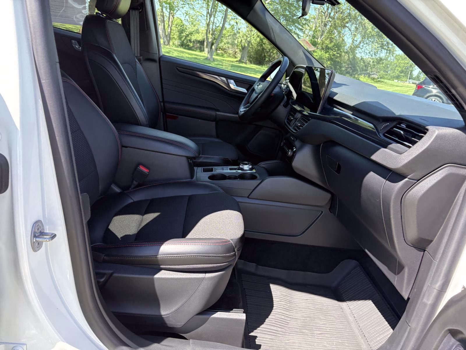 2024 Star White Metallic Tri-Coat Ford Escape ST-Line AWD SUV