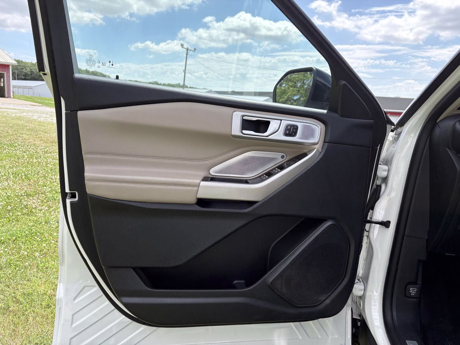2023 Star White Metallic Tri-Coat Ford Explorer Limited 4X4 SUV