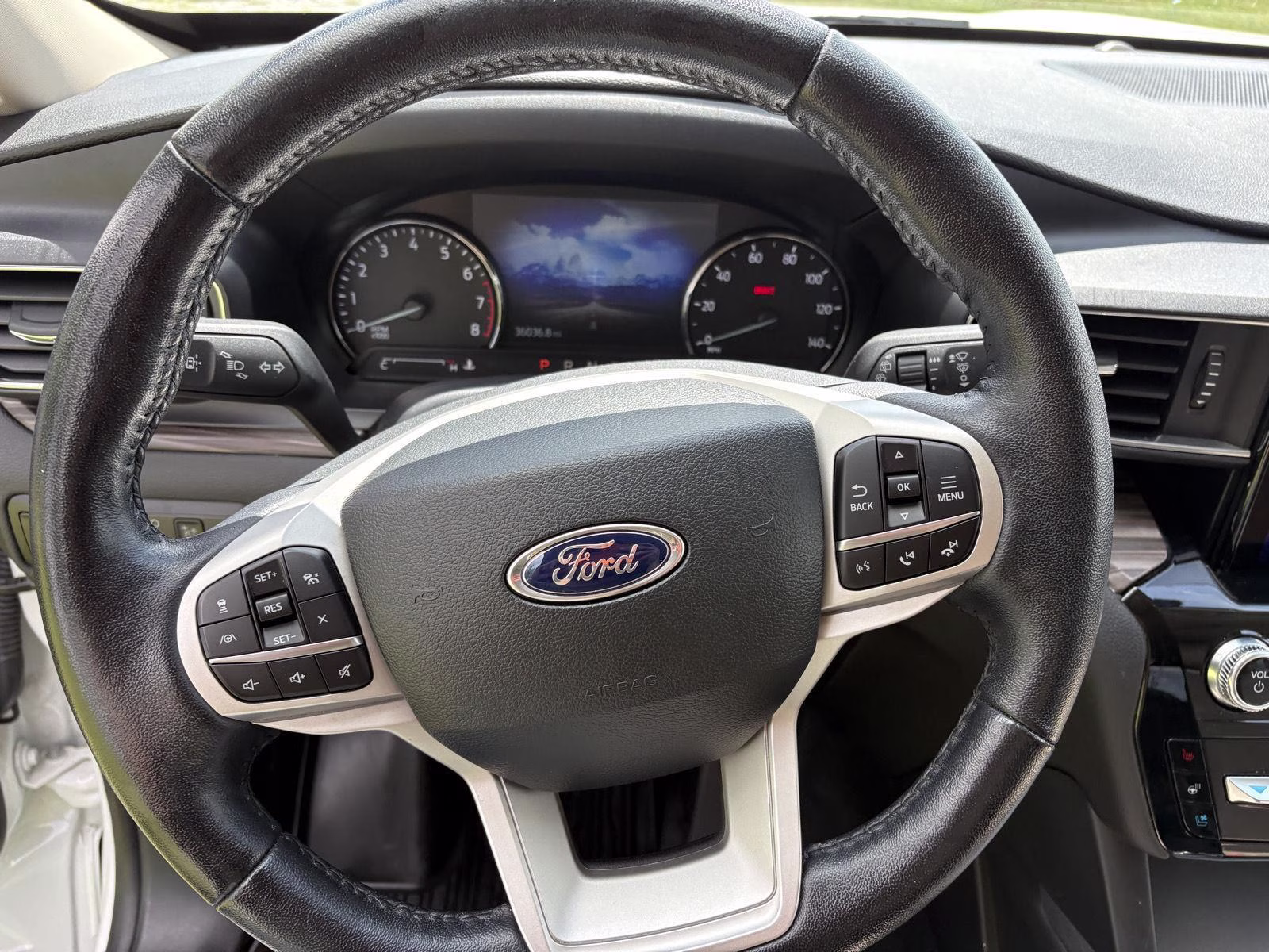 2023 Star White Metallic Tri-Coat Ford Explorer Limited 4X4 SUV
