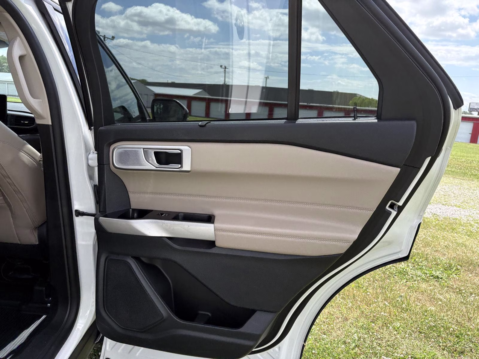 2023 Star White Metallic Tri-Coat Ford Explorer Limited 4X4 SUV