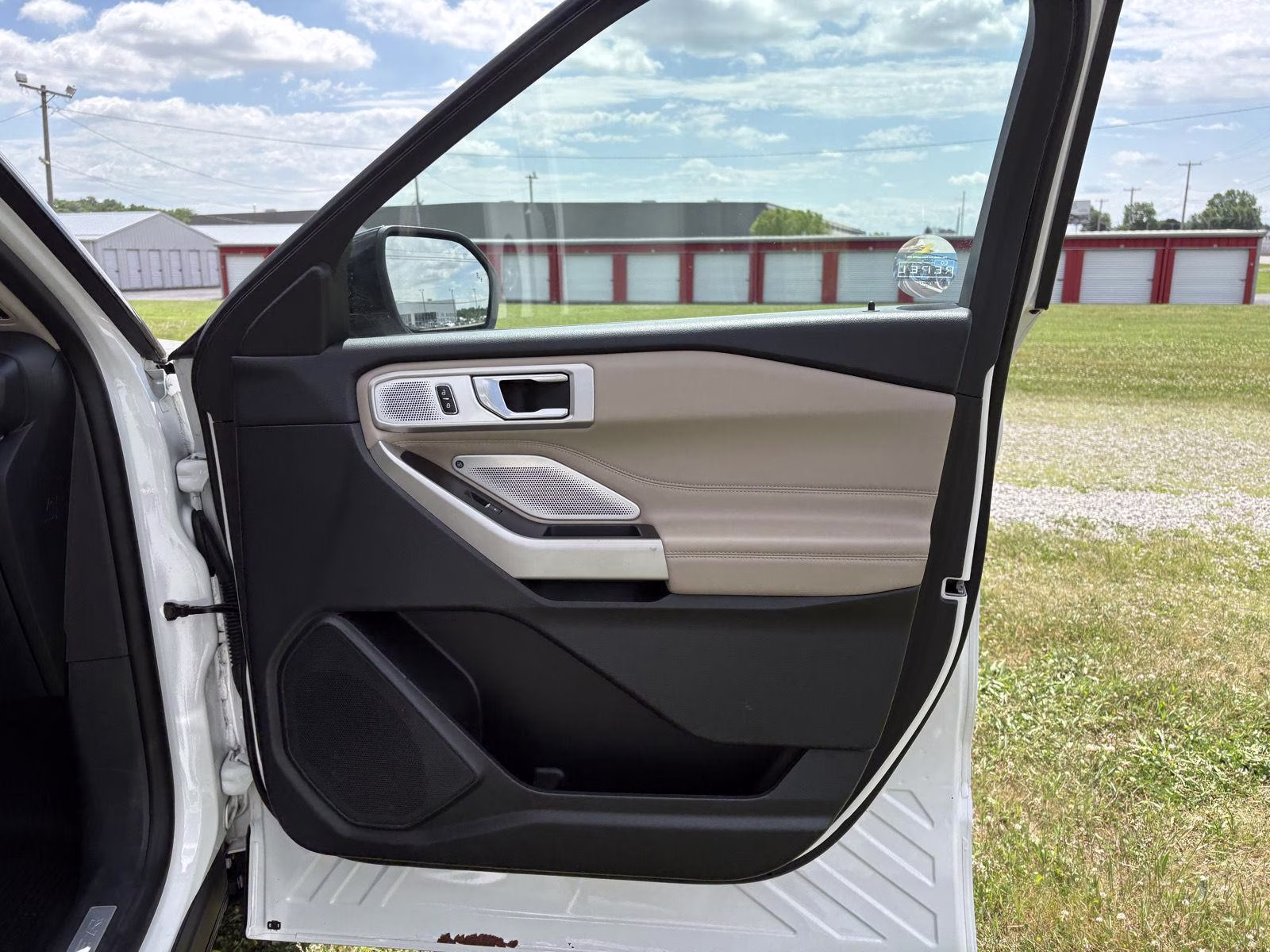 2023 Star White Metallic Tri-Coat Ford Explorer Limited 4X4 SUV