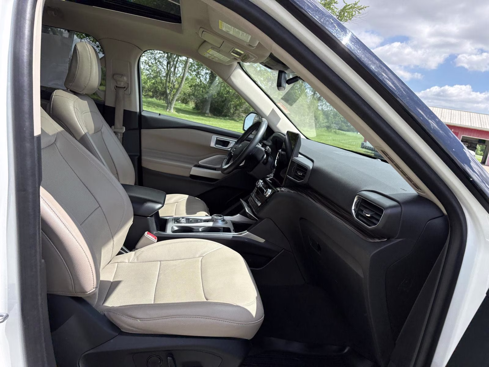 2023 Star White Metallic Tri-Coat Ford Explorer Limited 4X4 SUV