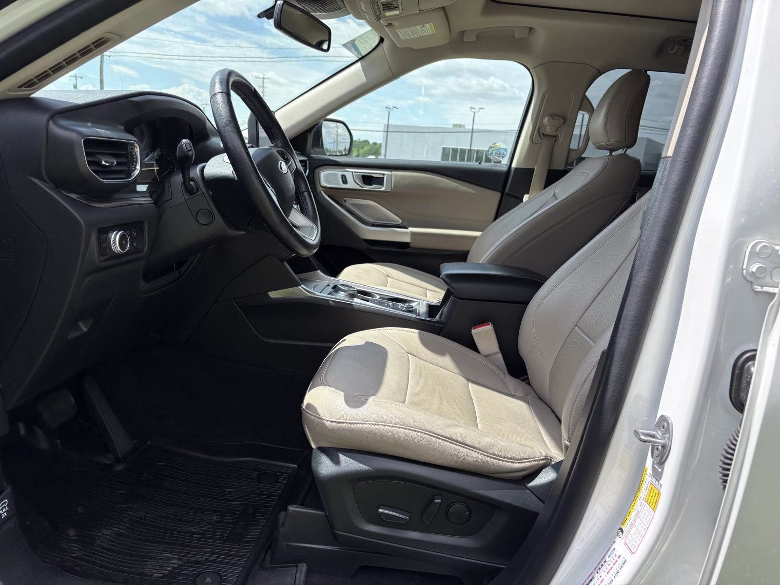 2023 Star White Metallic Tri-Coat Ford Explorer Limited 4X4 SUV