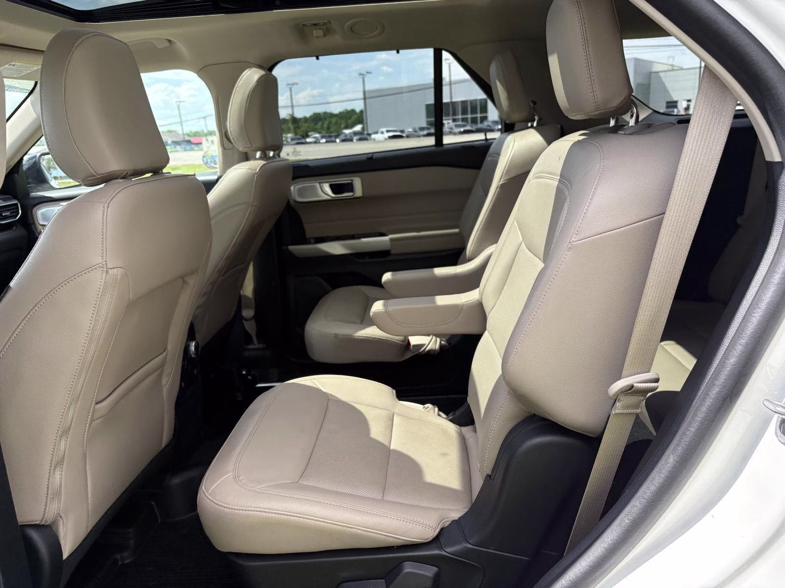 2023 Star White Metallic Tri-Coat Ford Explorer Limited 4X4 SUV