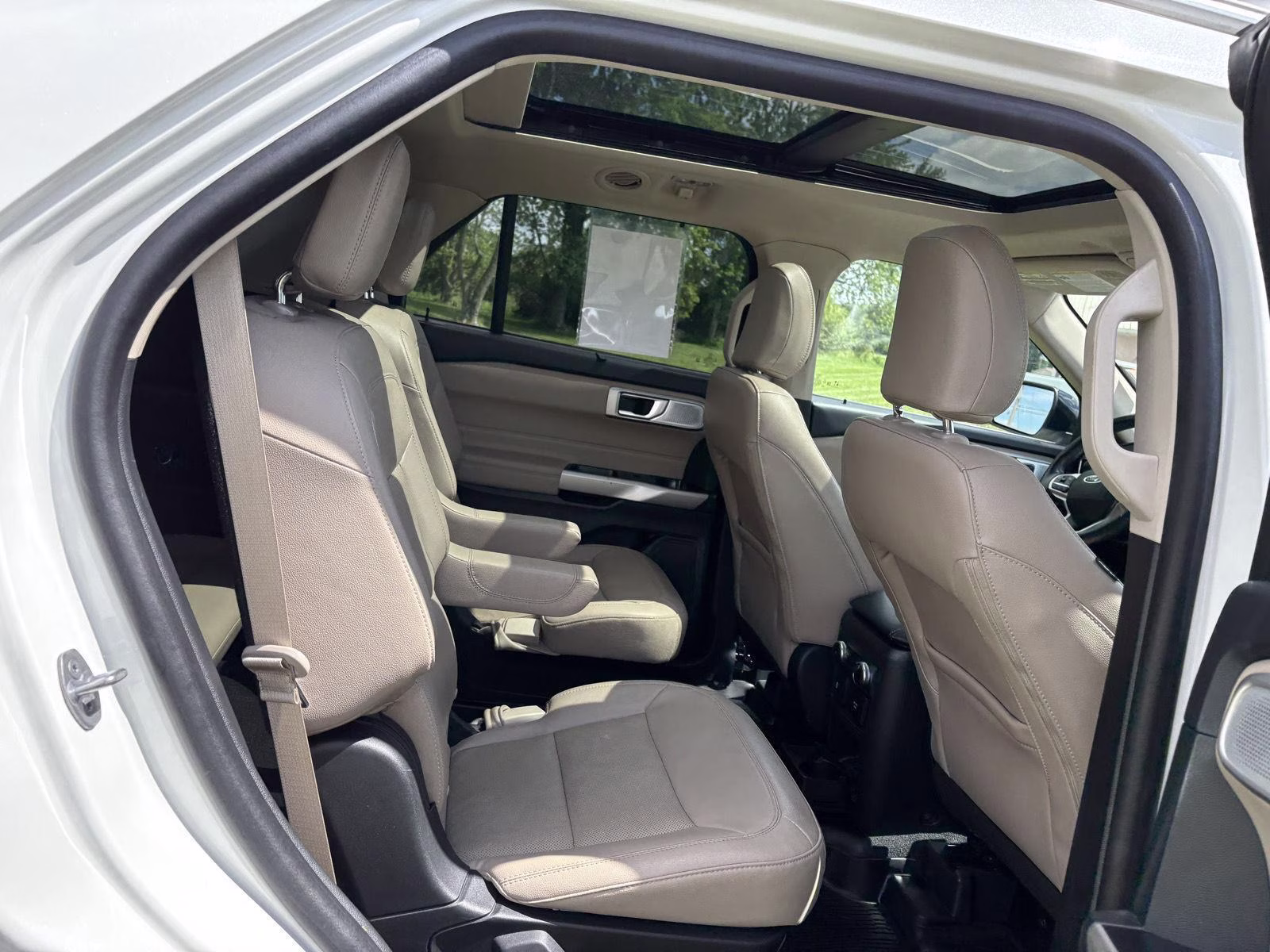 2023 Star White Metallic Tri-Coat Ford Explorer Limited 4X4 SUV