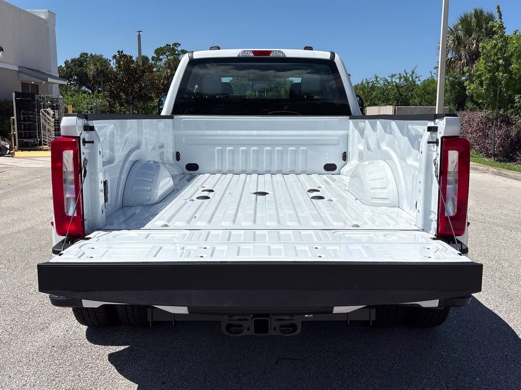 2026 Oxford White Ford Super Duty F-350 DRW XL 4X4 Truck