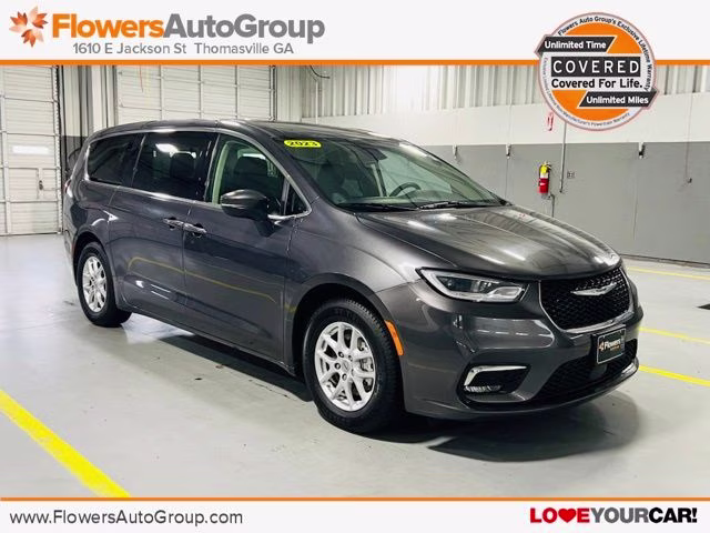 2023 Granite Crystal Metallic Clearcoat Chrysler Pacifica Touring L Van