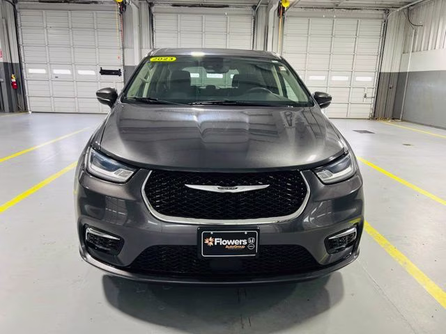 2023 Granite Crystal Metallic Clearcoat Chrysler Pacifica Touring L FWD Van