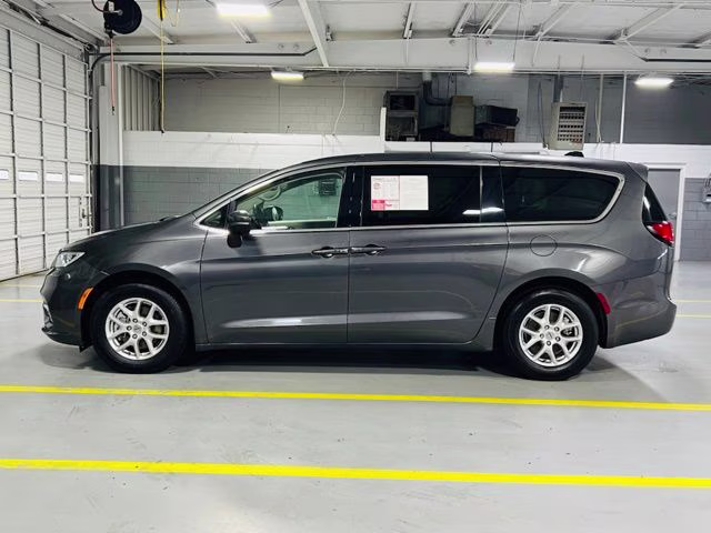 2023 Granite Crystal Metallic Clearcoat Chrysler Pacifica Touring L FWD Van
