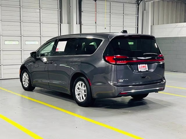 2023 Granite Crystal Metallic Clearcoat Chrysler Pacifica Touring L FWD Van