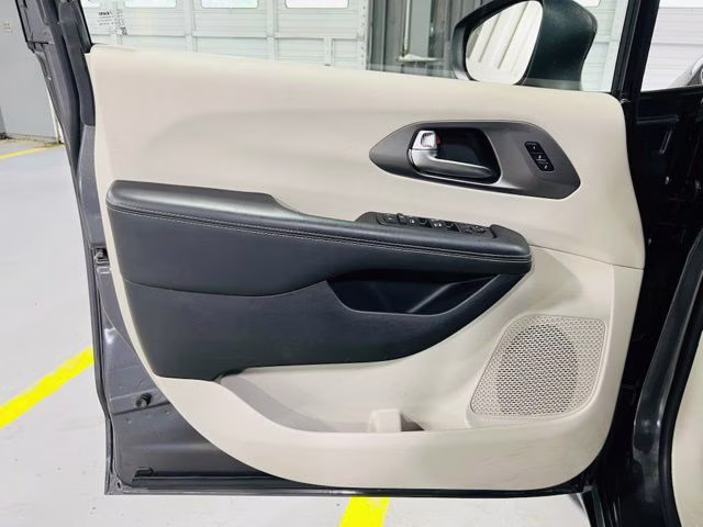 2023 Granite Crystal Metallic Clearcoat Chrysler Pacifica Touring L FWD Van