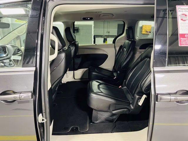 2023 Granite Crystal Metallic Clearcoat Chrysler Pacifica Touring L FWD Van