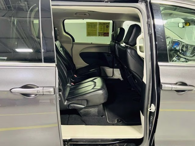 2023 Granite Crystal Metallic Clearcoat Chrysler Pacifica Touring L FWD Van