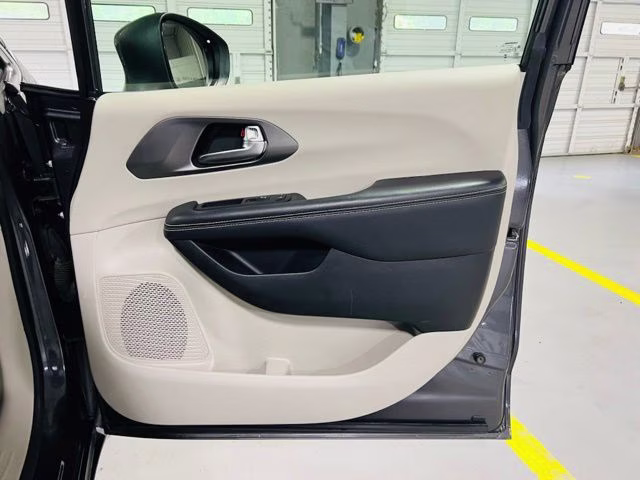 2023 Granite Crystal Metallic Clearcoat Chrysler Pacifica Touring L FWD Van