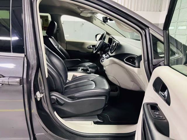 2023 Granite Crystal Metallic Clearcoat Chrysler Pacifica Touring L FWD Van
