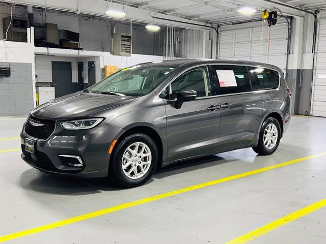 2023 Granite Crystal Metallic Clearcoat Chrysler Pacifica Touring L FWD Van
