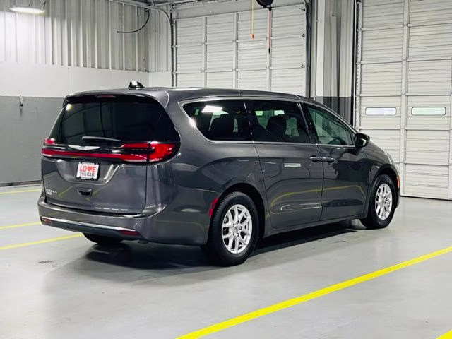 2023 Granite Crystal Metallic Clearcoat Chrysler Pacifica Touring L FWD Van