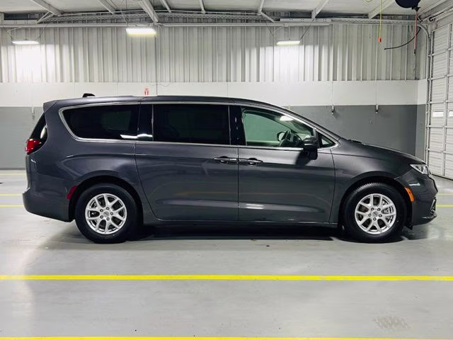 2023 Granite Crystal Metallic Clearcoat Chrysler Pacifica Touring L FWD Van