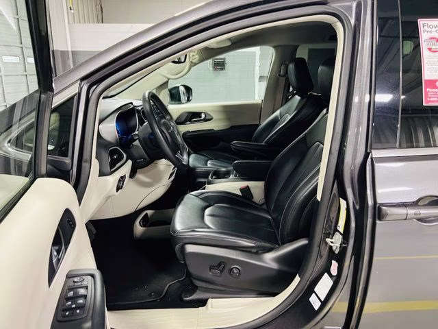 2023 Granite Crystal Metallic Clearcoat Chrysler Pacifica Touring L FWD Van