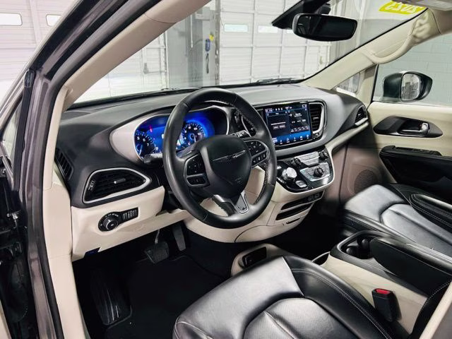 2023 Granite Crystal Metallic Clearcoat Chrysler Pacifica Touring L FWD Van