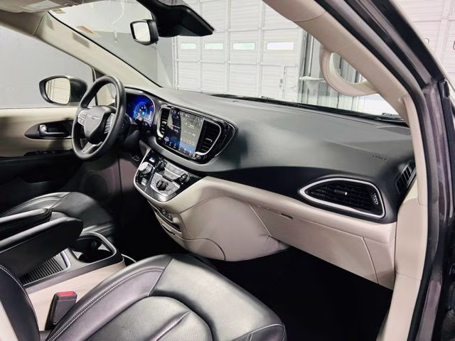 2023 Granite Crystal Metallic Clearcoat Chrysler Pacifica Touring L FWD Van