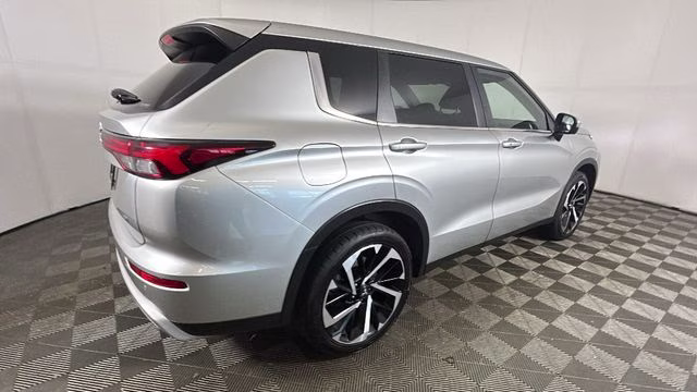 2024 Silver Mitsubishi Outlander SE Black Edition w/Pano Roof AWD SUV