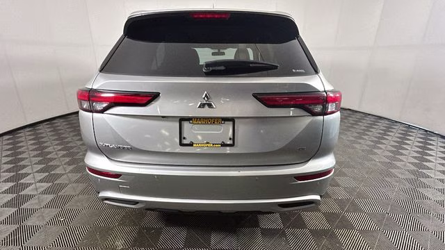 2024 Silver Mitsubishi Outlander SE Black Edition w/Pano Roof AWD SUV