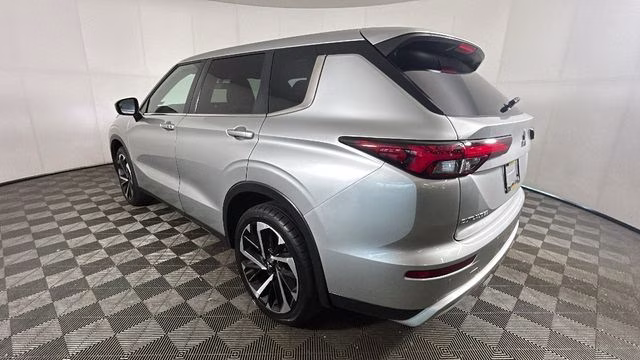 2024 Silver Mitsubishi Outlander SE Black Edition w/Pano Roof AWD SUV