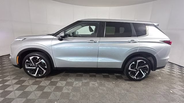 2024 Silver Mitsubishi Outlander SE Black Edition w/Pano Roof AWD SUV