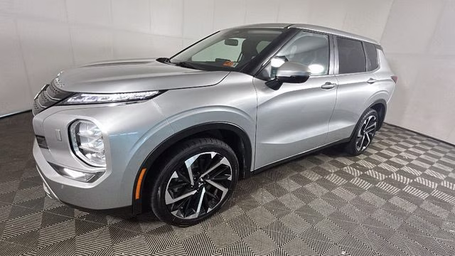 2024 Silver Mitsubishi Outlander SE Black Edition w/Pano Roof AWD SUV