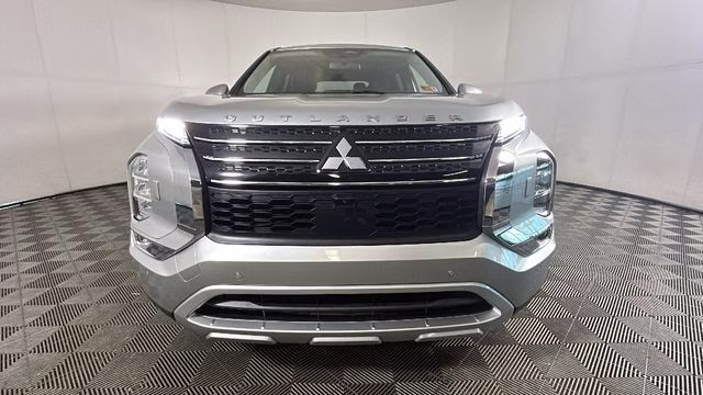 2024 Silver Mitsubishi Outlander SE Black Edition w/Pano Roof AWD SUV
