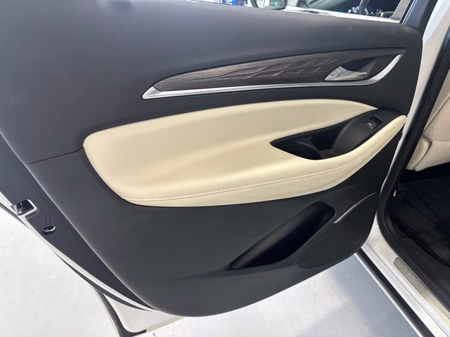 2022 White Frost Tricoat Buick Enclave Avenir AWD SUV