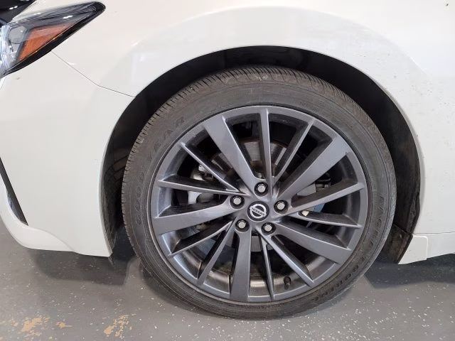 2019 Pearl White Tricoat Nissan Maxima Platinum FWD Sedan