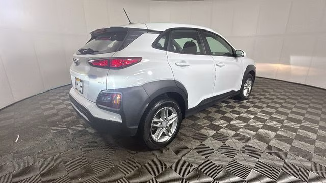 2021 Chalk White Hyundai Kona SE AWD SUV