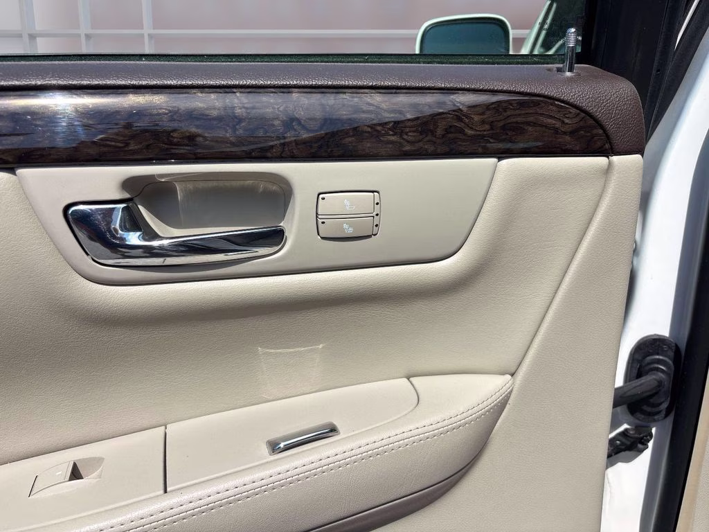 2011 White Diamond Clearcoat Cadillac DTS Luxury FWD Sedan