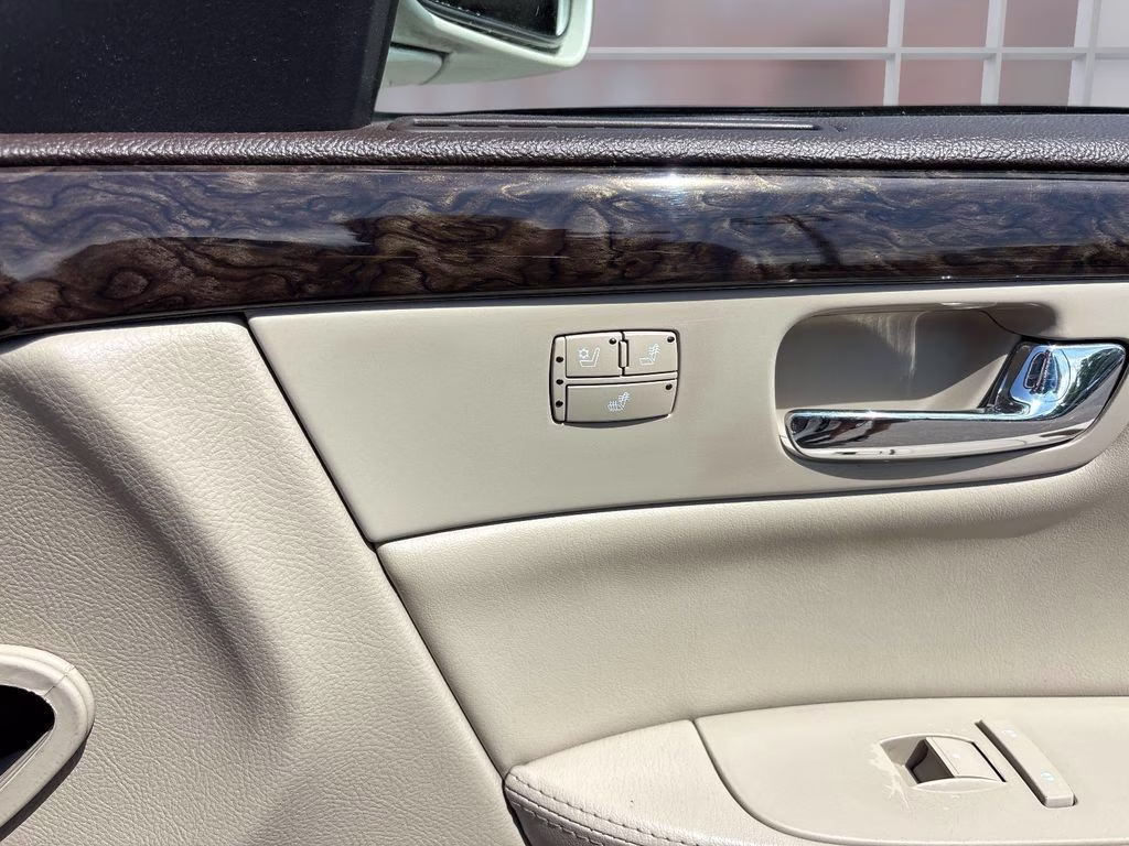 2011 White Diamond Clearcoat Cadillac DTS Luxury FWD Sedan