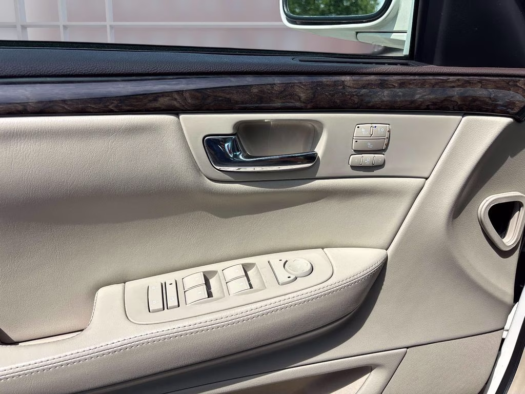 2011 White Diamond Clearcoat Cadillac DTS Luxury FWD Sedan