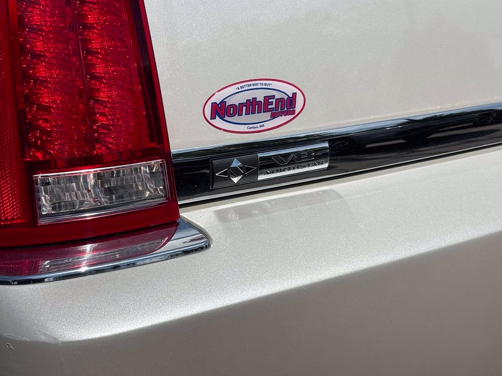 2011 White Diamond Clearcoat Cadillac DTS Luxury FWD Sedan